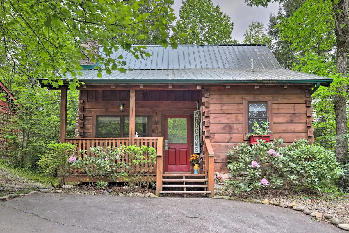 Escape to Romance Gatlinburg Studio Cabin with Jacuzzi and Deck defve