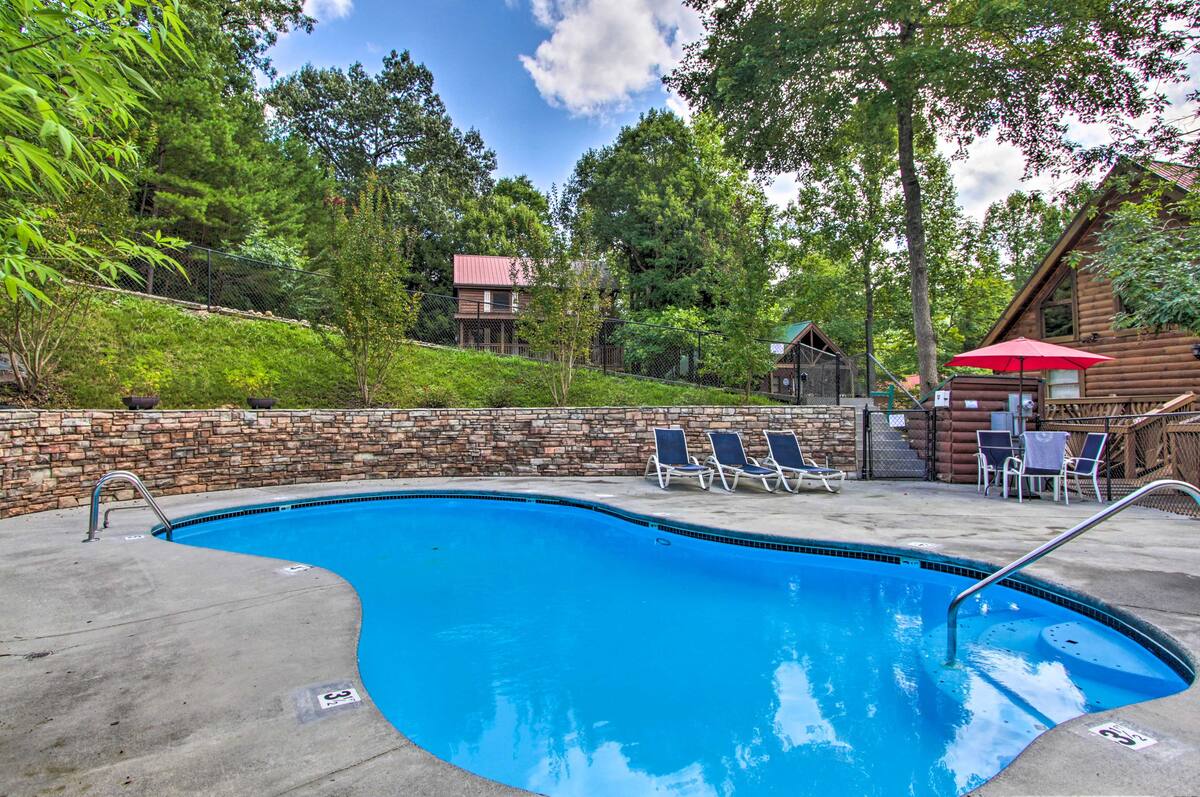 Escape to Romance Gatlinburg Studio Cabin with Jacuzzi and Deck defve