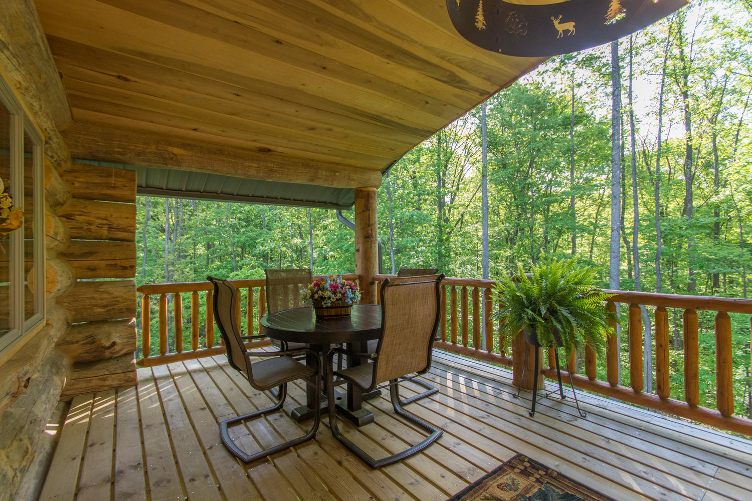 A Rustic Retreat: Cozy Log Cabin in the Woods - defve