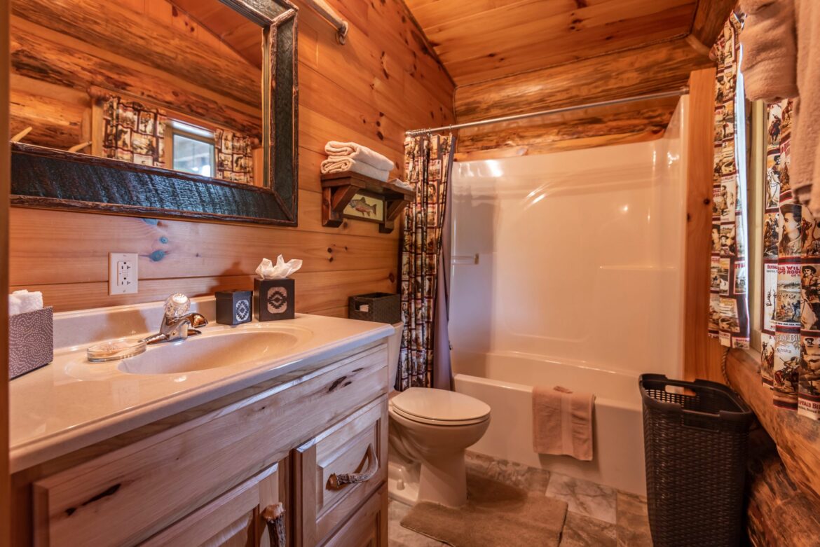 A Rustic Retreat: Cozy Log Cabin in the Woods - defve